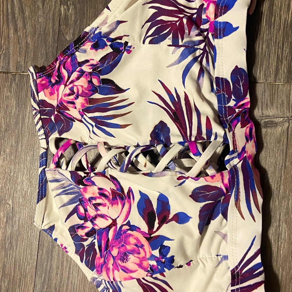 super cute bikini top, worn a few times